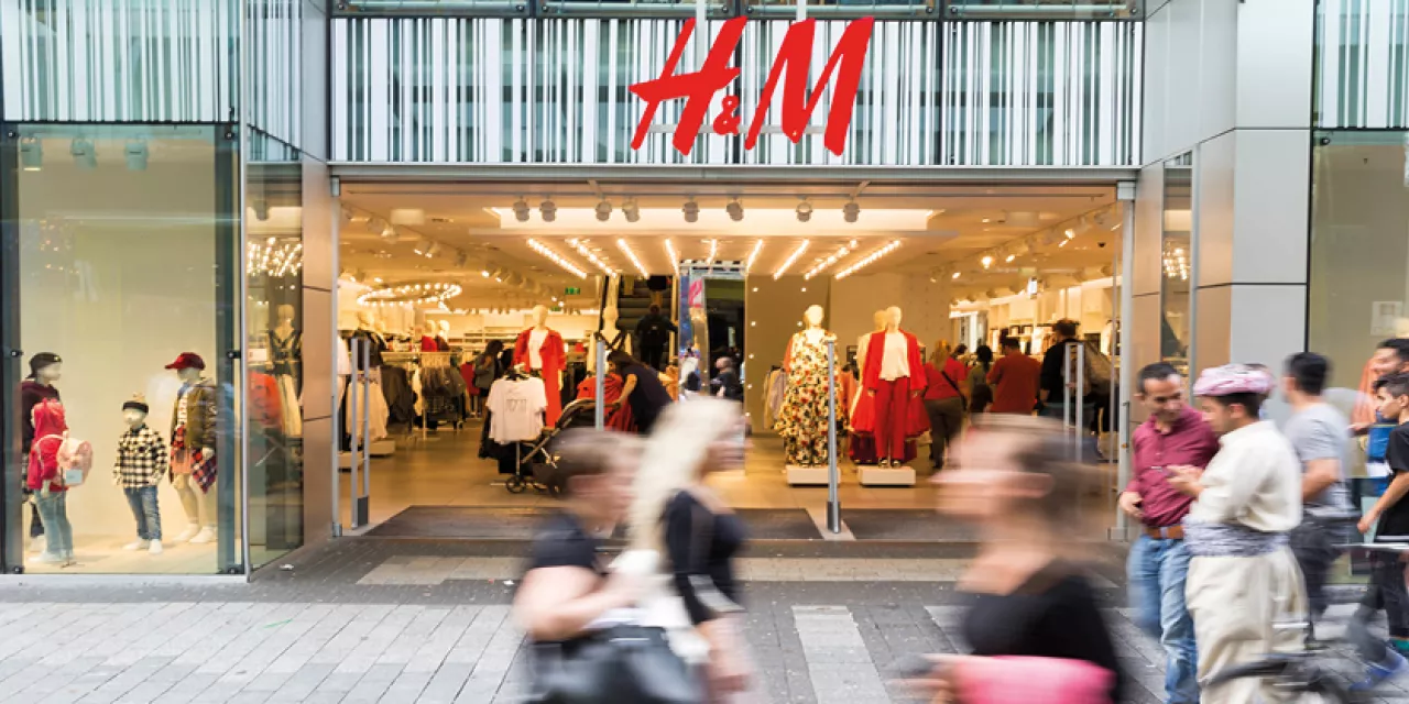 Eine H&M-Filiale von außen.