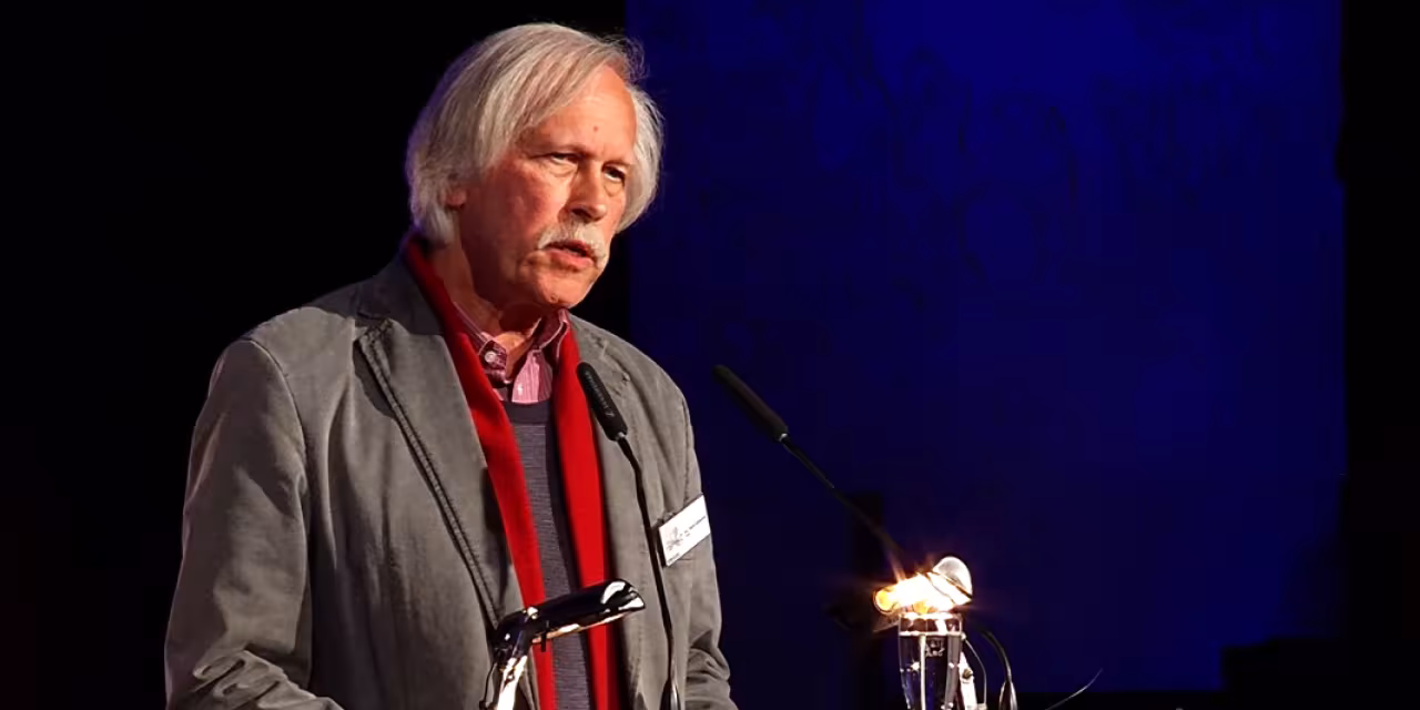 Rolf Gössner am Redepult während einer BBA-Laudatio.