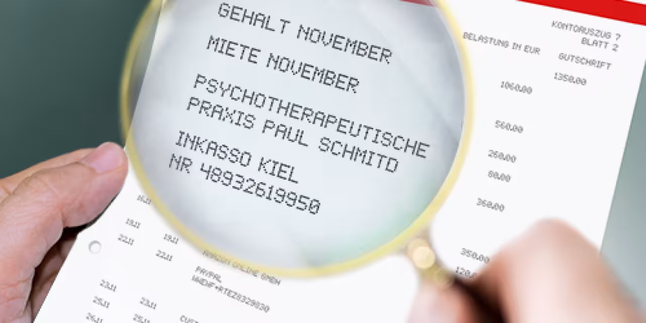 Eine Lupe, die den Text auf einem Kontoauszug vergrößert darstellt.