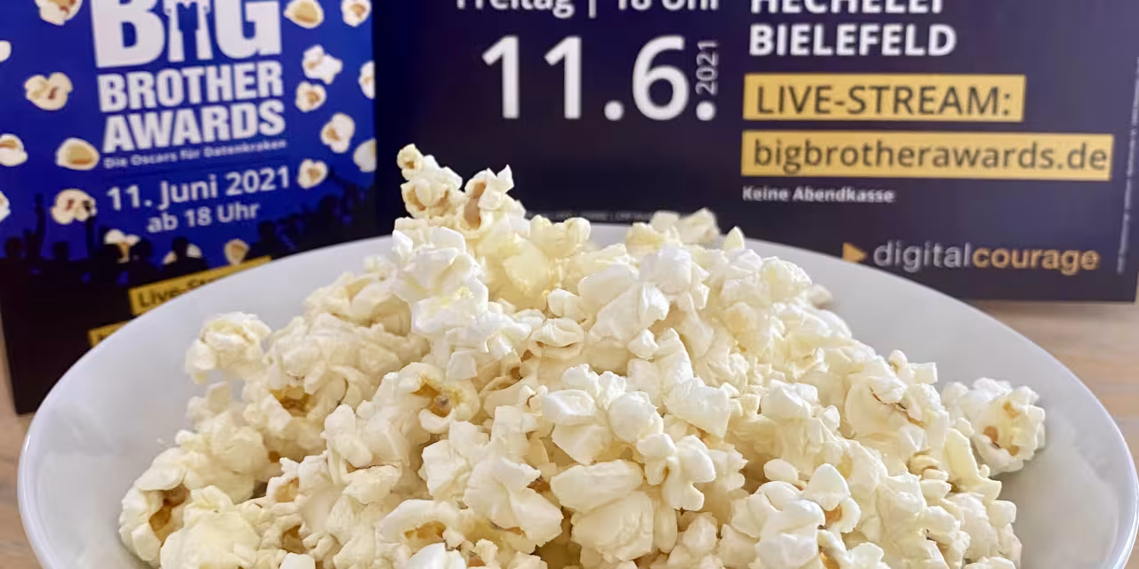Eine Schüssel voll mit Popcorn. im Hintergrund ein BBA-Plakat.