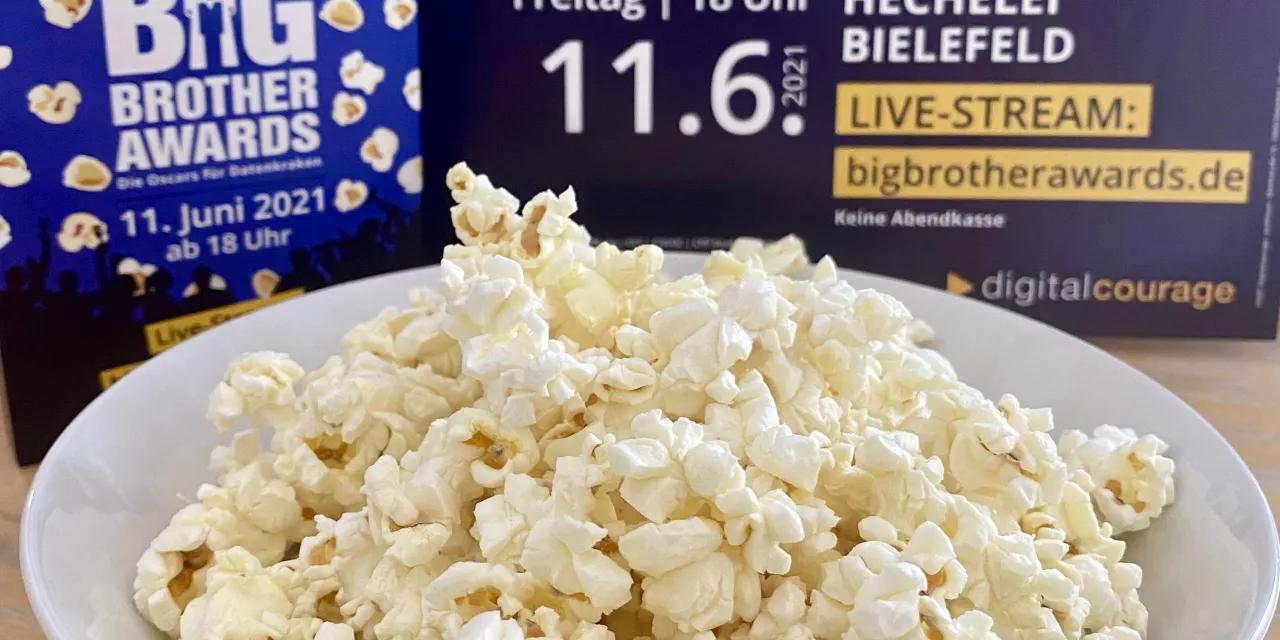 Eine Schüssel voll mit Popcorn. im Hintergrund ein BBA-Plakat.