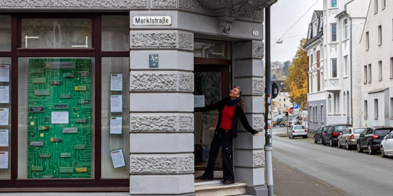 Eckgebäude Marktstraße 26, Mitarbeiterin von Digitalcourage in der Tür
