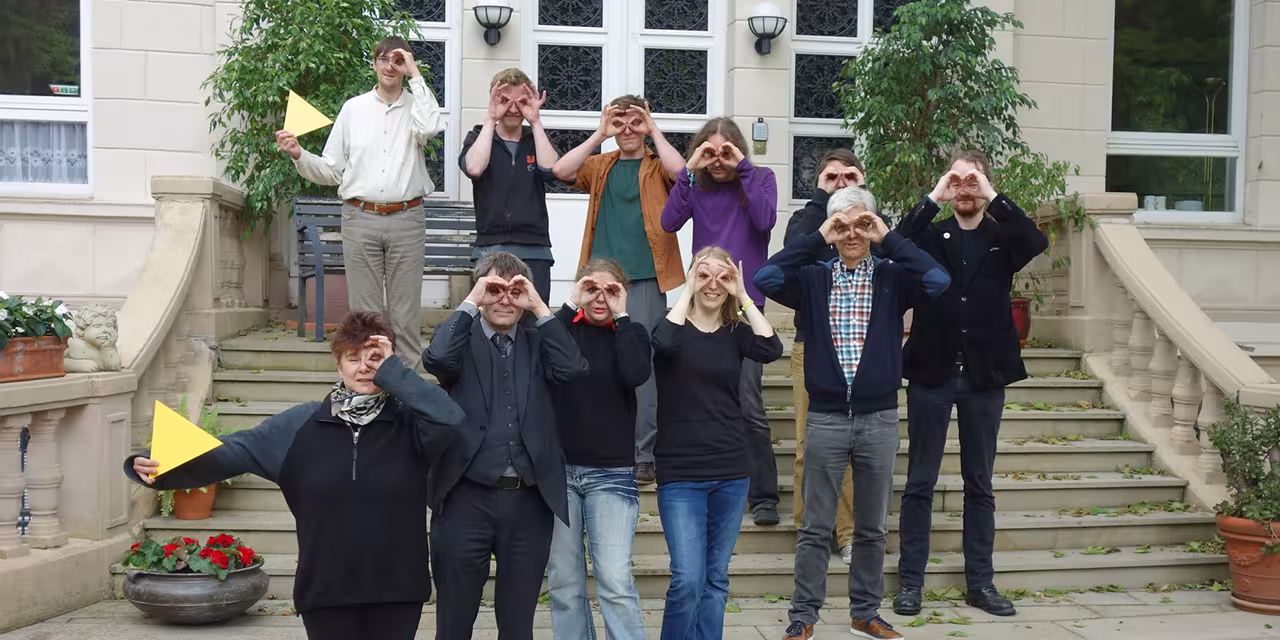 Das Team von Digitalcourage auf einer Treppe und bei der symbolischen Suche.