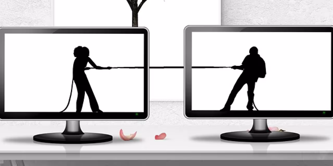 Montage: Zwei Computerbildschirme mit je zwei Figuren, die an einem Seil ziehen (über die Bildschirme hinweg).