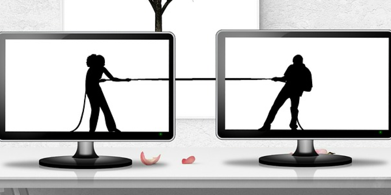 Montage: Zwei Computerbildschirme mit je zwei Figuren, die an einem Seil ziehen (über die Bildschirme hinweg).