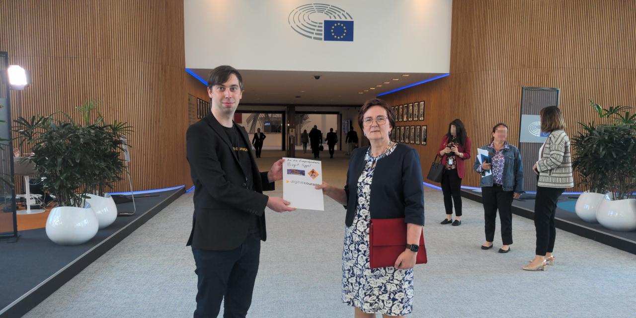 Konstantin Macher übergibt stellvertretend den offenen Brief an die Abgeordnete Sippel im EU-Parlament