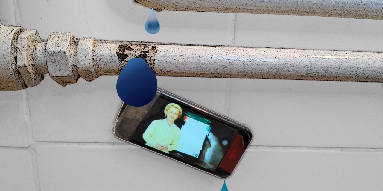 Das Bild zeigt zwei alte Leitungsrohre mit einem Wasserleck. Wasser tropft von den Rohren und entlang eines Smartphones. Auf dem Smartphone ist die EU-Kommissionspräisdentin Ursula von der Leyen zu sehen vor dem Hintergrund eines großen Smartphones.