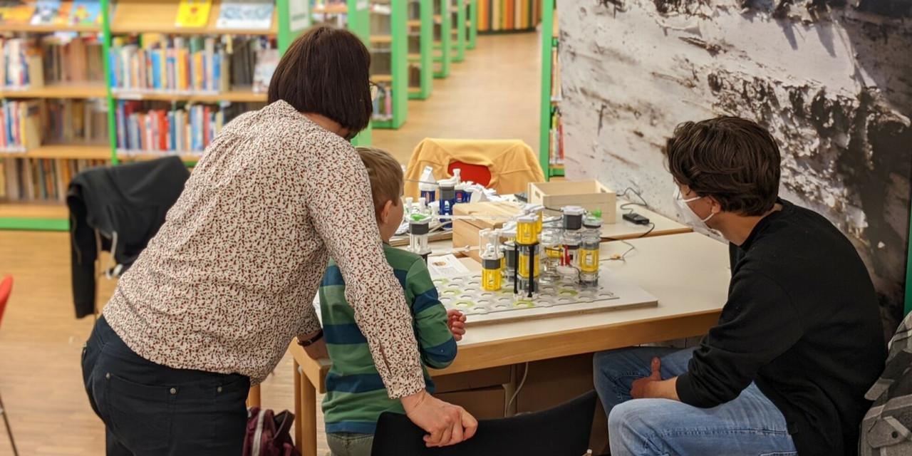 Der Digitalcourage Messestand auf dem Medienaktivfestival OWL mit Kindern und Erwachsenen vor den Murmelbahnen