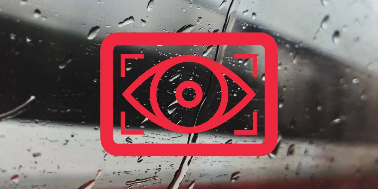 Logo der Kampagne "DB Schnüffel-Navigator" vor dem Hintergrund einer durchfahrenden Bahn bei Regen.