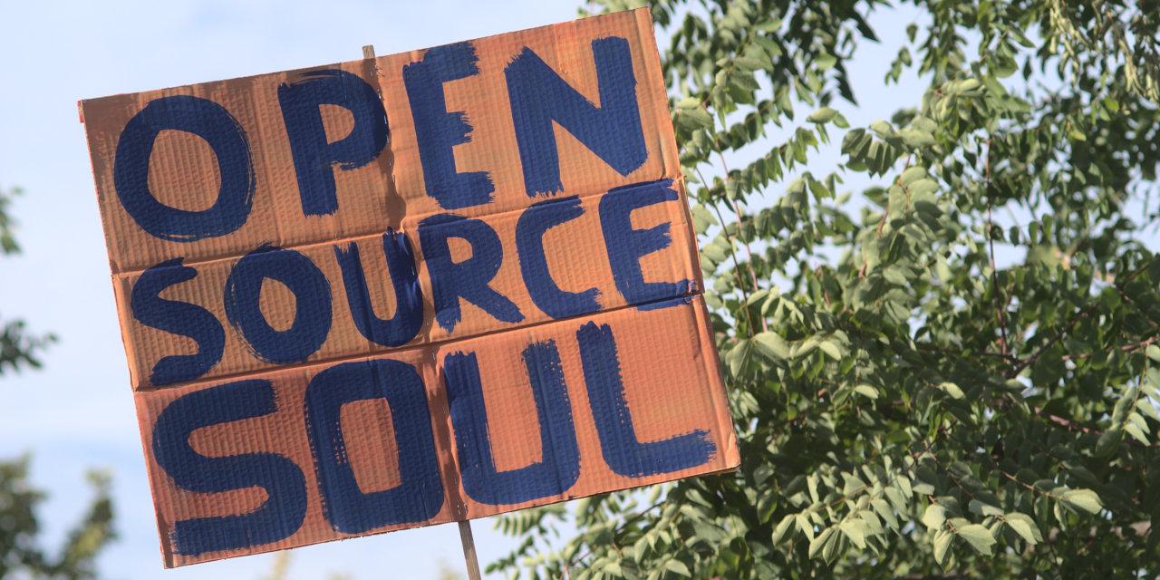 Demoplakat aus Pappe mit der Aufschrift "Open Source Soul"