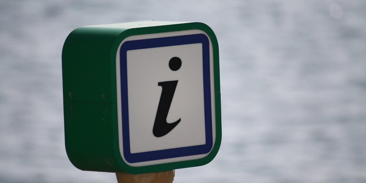 Foto eines Schildes mit einem "i" wie "Information"