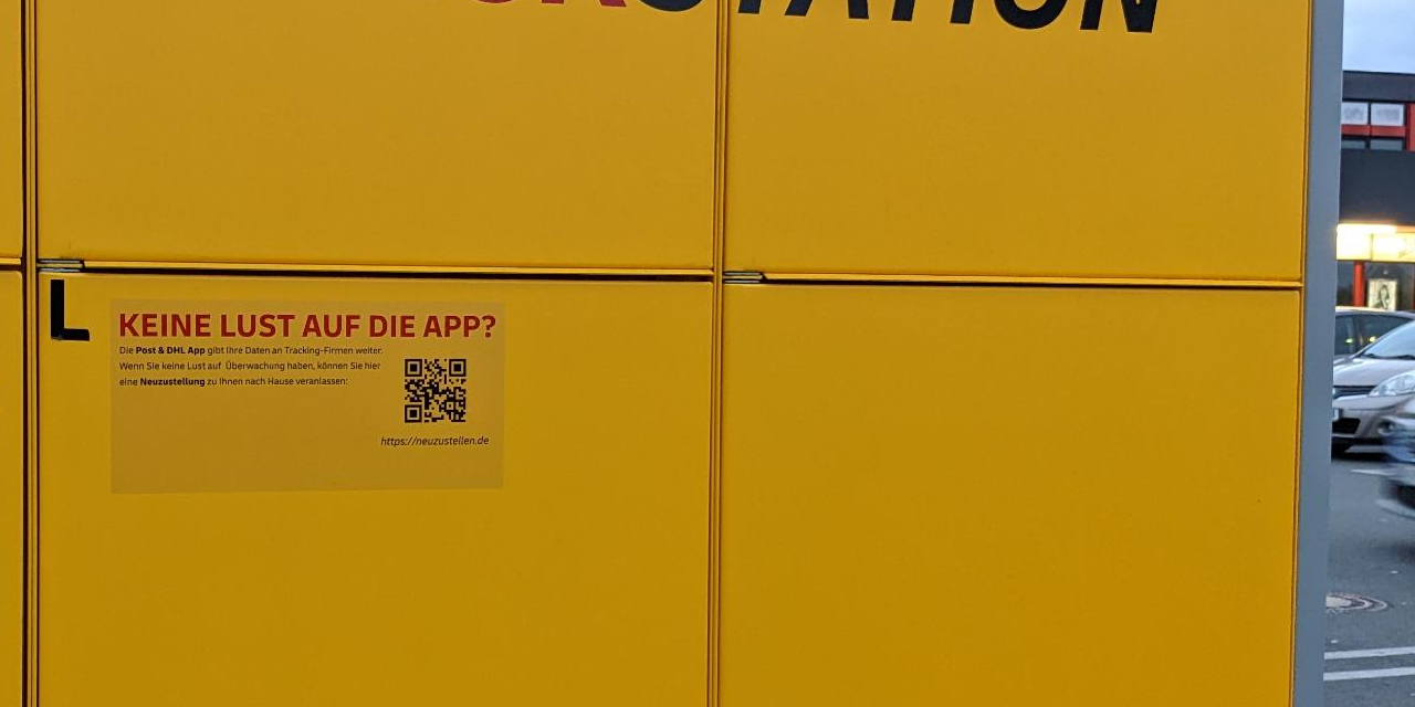DHL Packstation ohne Display mit Aufkleber mit Aufschrift "Keine Lust auf die App?"