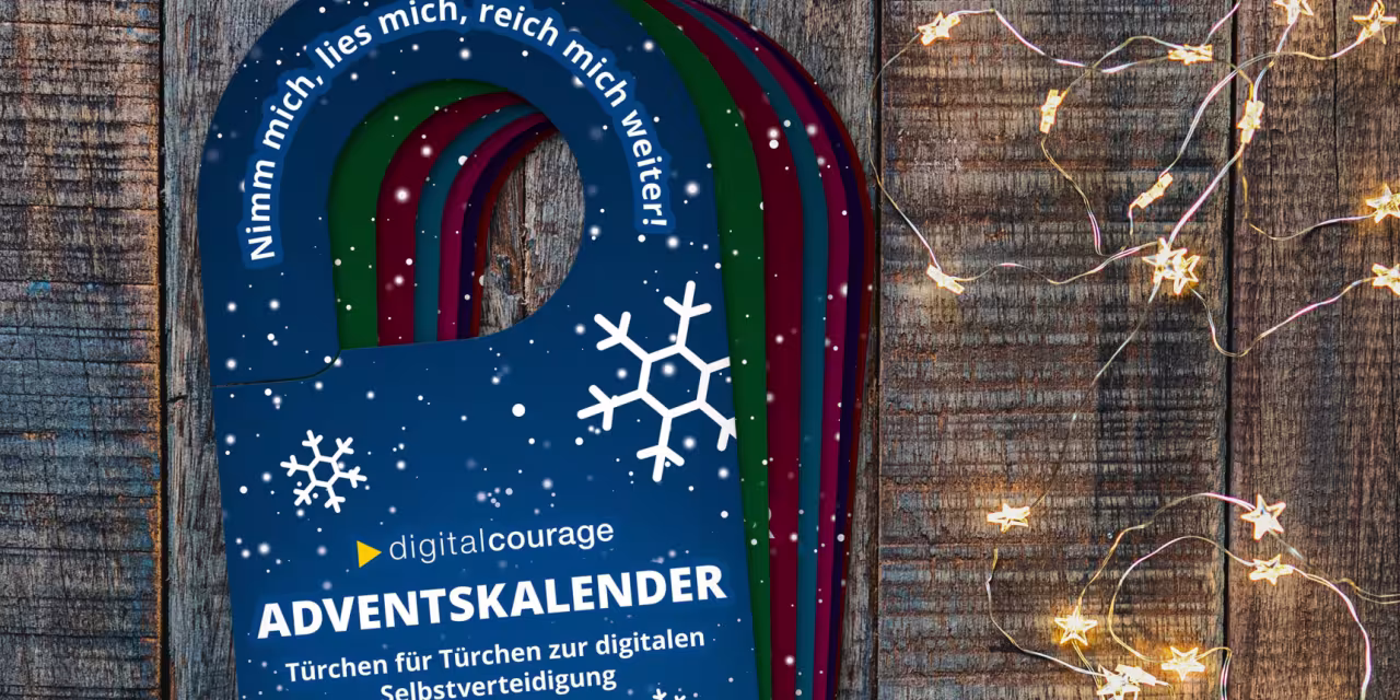 Mehrere Türhänger aus Pappe, die aufeinander liegen. Auf dem obersten steht: "Digitalcourage Adventskalender - Türchen für Türchen zu digitaler Selbstverteidigung" oben im Aufhängebereich steht "Nimm mich, lies mich, reich mich weiter!"