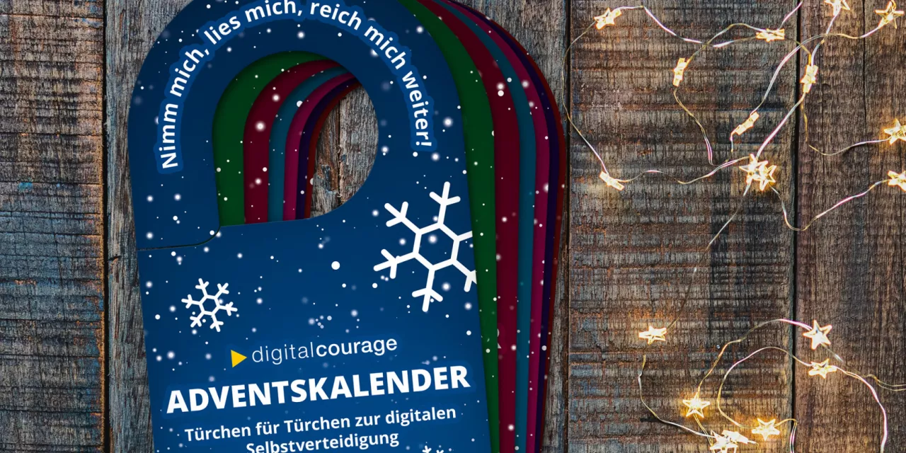 Mehrere Türhänger aus Pappe, die aufeinander liegen. Auf dem obersten steht: "Digitalcourage Adventskalender - Türchen für Türchen zu digitaler Selbstverteidigung" oben im Aufhängebereich steht "Nimm mich, lies mich, reich mich weiter!"