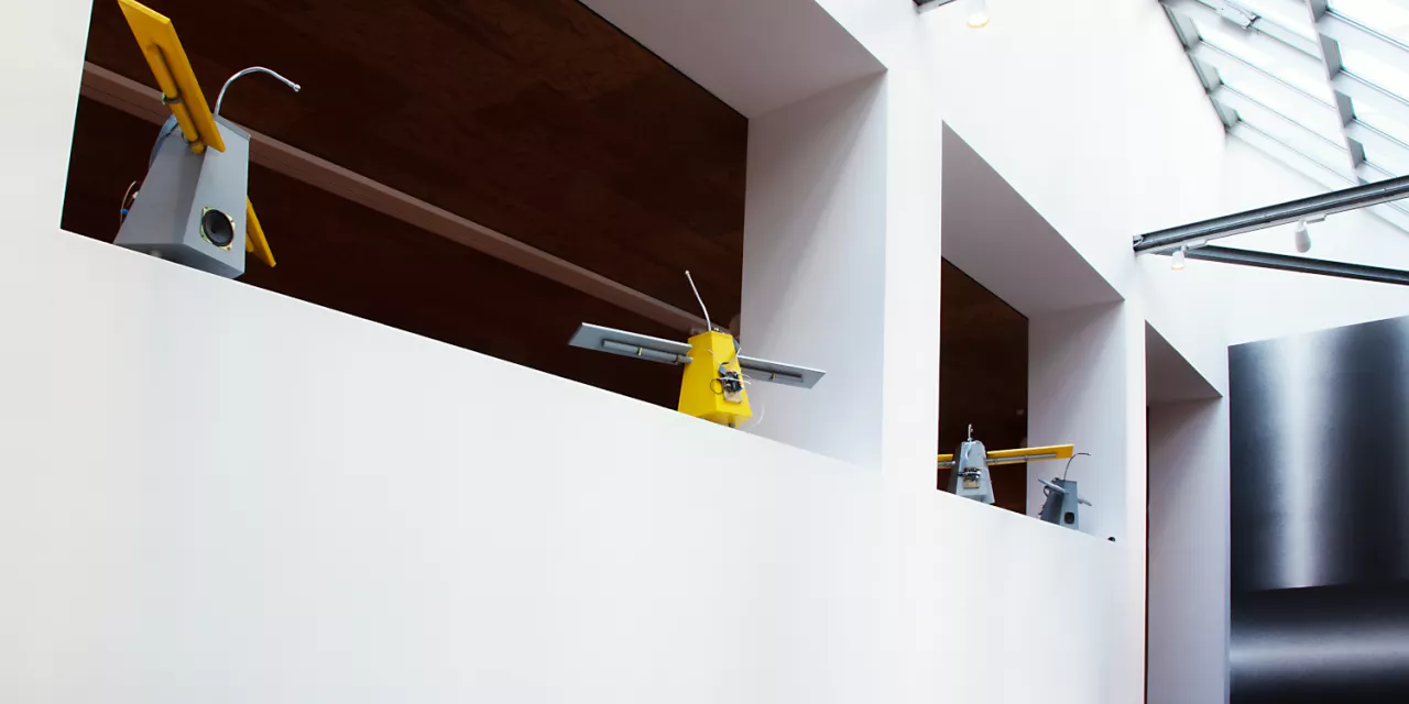 Wiwiwi Nang Nang Nangs (Kunstwerke) auf einer Balustrade im MARTa Herford.