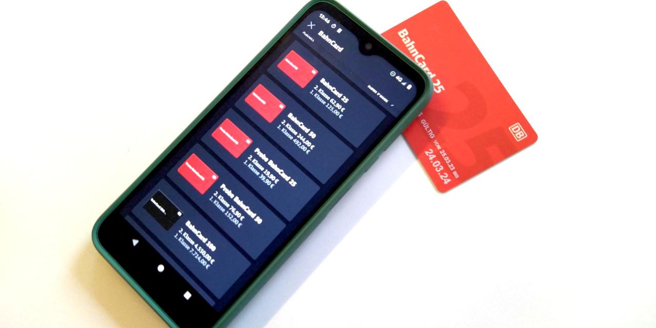 Smartphone zeigt verschiedenen Bahncard-Optionen an, dahinter die Bahncard als Plastikkarte