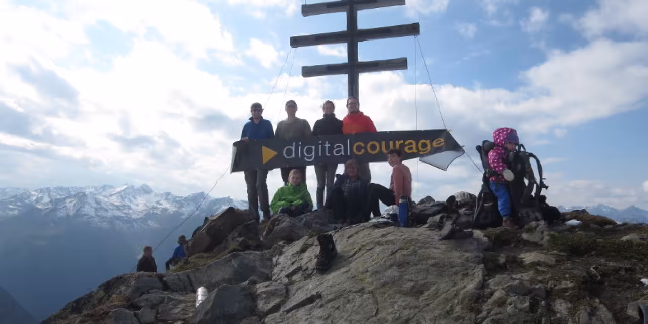 Die Ortsgruppe München beim Wandern auf einem Berggipfel.