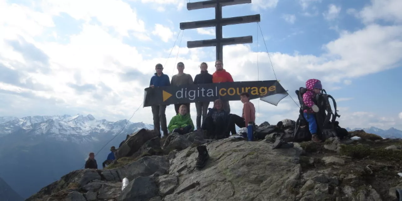 Die Ortsgruppe München beim Wandern auf einem Berggipfel.