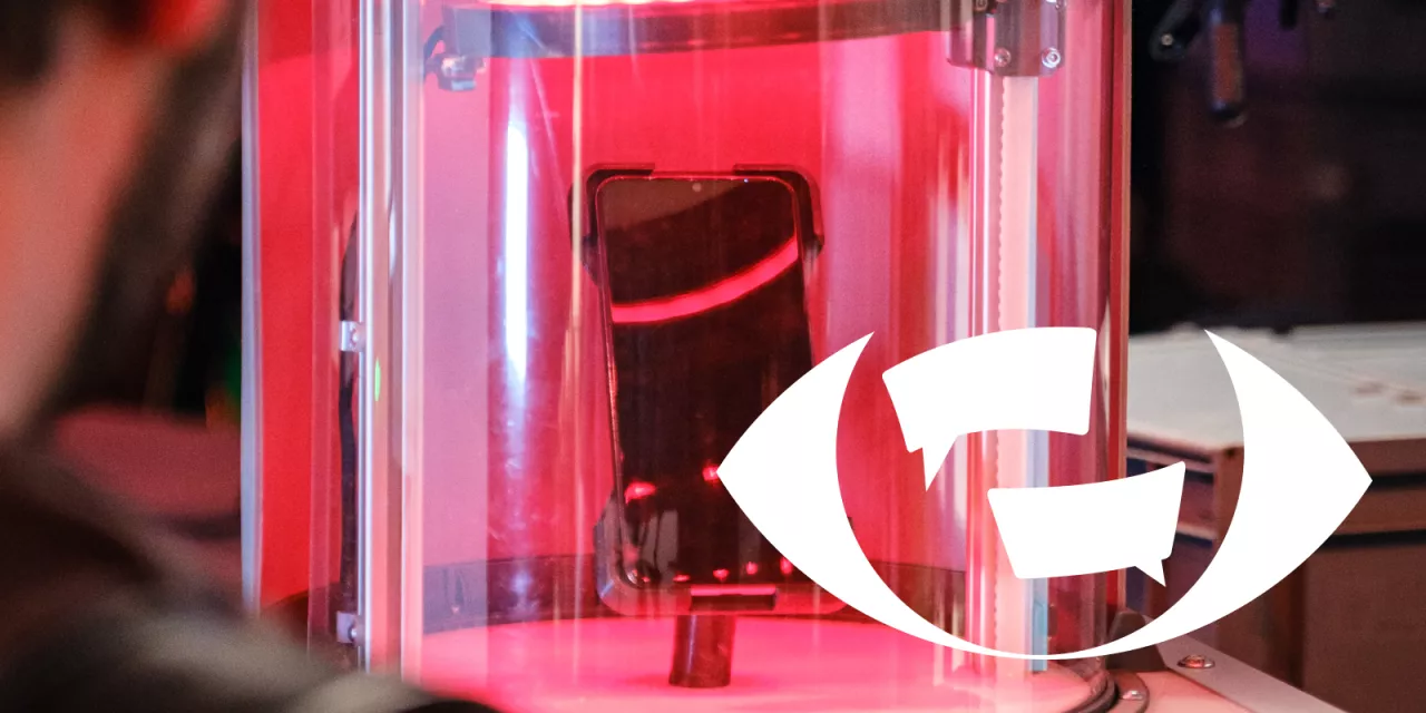 Ein Smartphone, dass in einer Art futuristischem Gerät gescannt und durchleuchtet wird.
