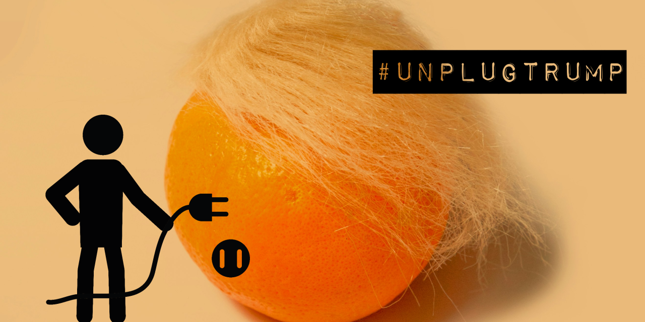 Karikatur-Männchen, das einer Trump-ähnlichen Mandarine den Stecker zieht, daneben der Schriftzug #UnplugTrump