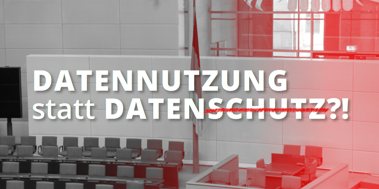 Collage: „Datennutzung statt Datenschutz (Schutz in rot durchgestrichen)?!“. Im Hintergrund ist der Plenarsaal des Bundestags zu sehen (schwarz/weiß-rot Farbverlauf).