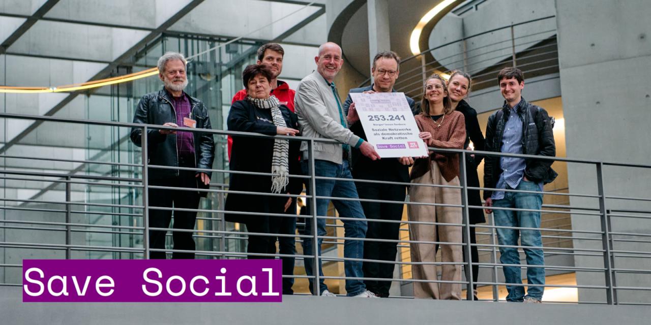 Die „Save Social“-Petition mit über 250.000 Unterschriten wurde am 25. März 2025 im Bundestag überreicht. Auf dem Foto v.l.n.r.: Joachim Winters (wechange eG), Rena Tangens (Digitalcourage e.V.), Felix Hoffmann (CAMPACT e.V.), Björn Staschen (Mitinitator Save Social), Mitarbeiter von Saskia Esken MdB, Mitarbeiterin von Saskia Esken MdB, Hanna Möllers (Deutscher Journalistenverband (DJV)), Felix Hlaty (Mastodon gGmbh)