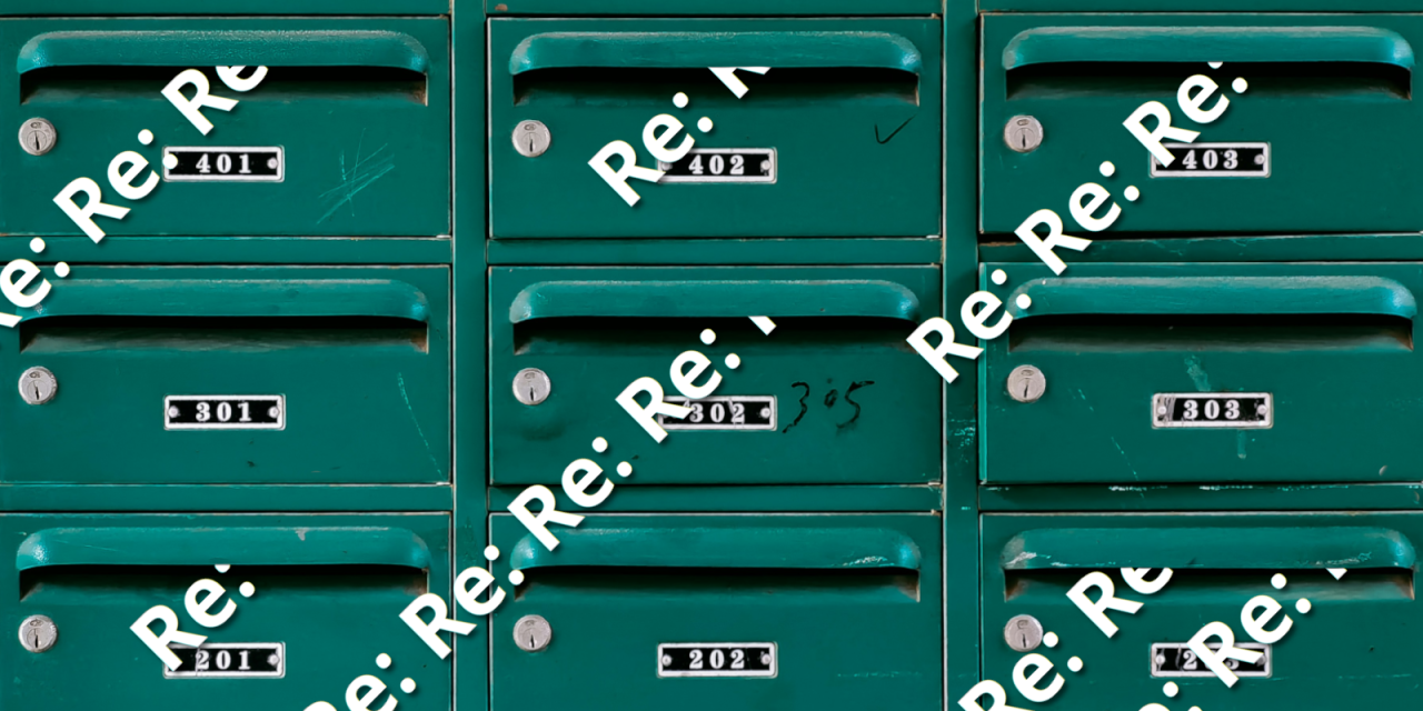 Analoge Briefkästen dicht beieinander. Aus den Schlitzen kommt wiederholt die Abkürzung „Re:“ (kurz für „reply“).