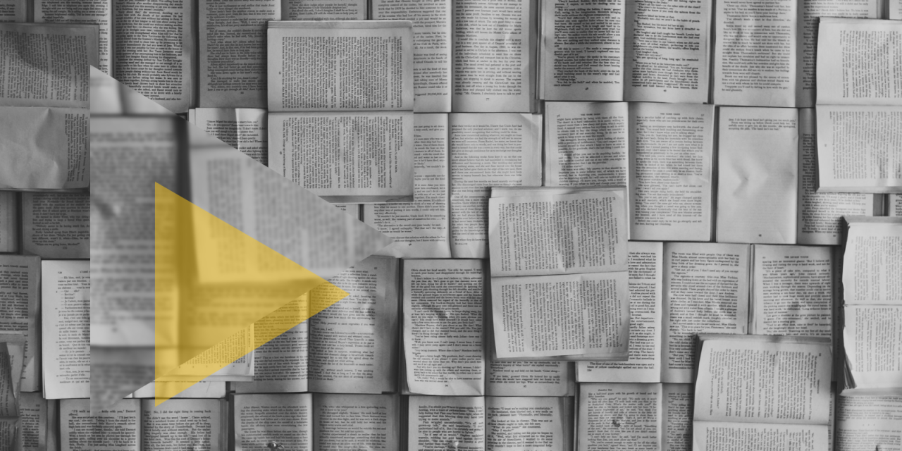 Viele aufgeschlagene Bücher (schwarz/weiß). Im Vordergrund das Digitalcourage-Logo.