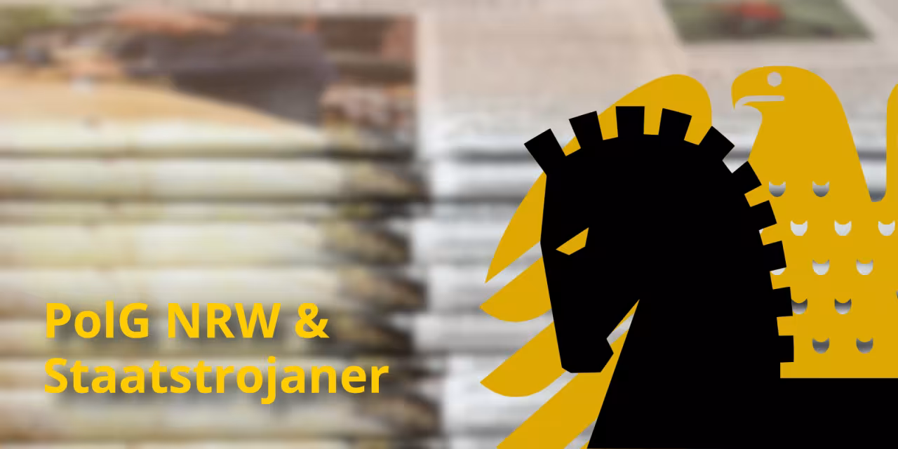 Im Hintergrund vielel Zeitungen (unscharf). Darüber der text in gelb „PolG NRW & Staatstrojaner“. Rechts daneben eine Grafik bestehend aus einem Pferdekopf, der halb den Bundesadler verdeckt.
