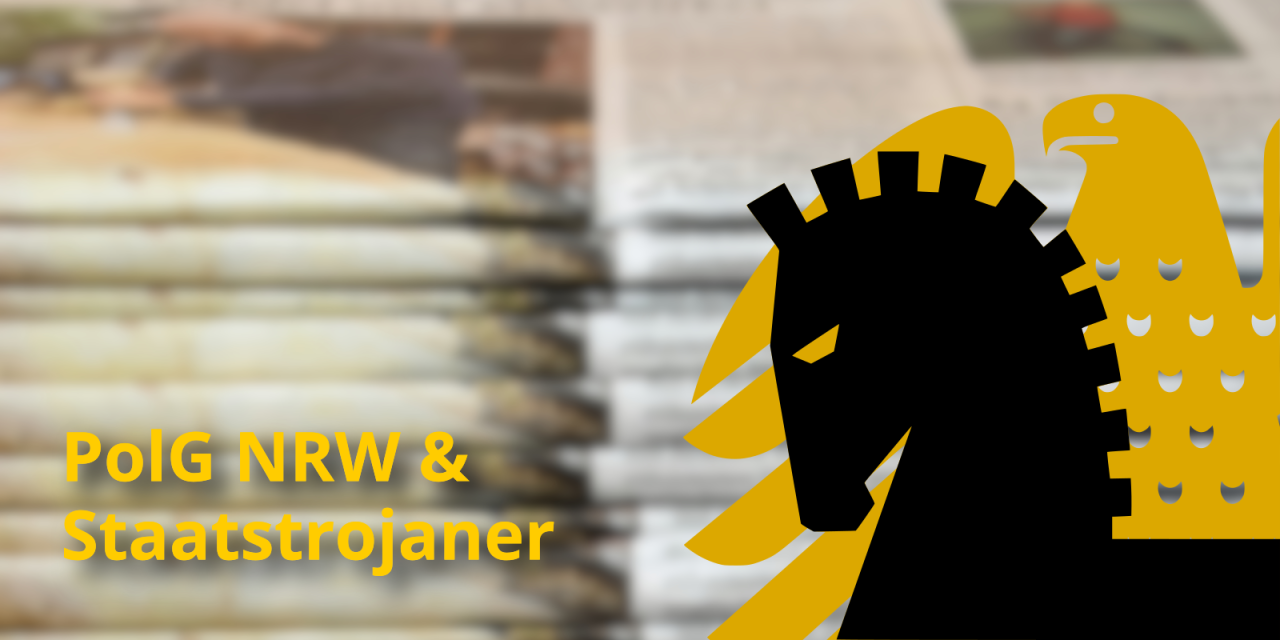 Im Hintergrund vielel Zeitungen (unscharf). Darüber der text in gelb „PolG NRW & Staatstrojaner“. Rechts daneben eine Grafik bestehend aus einem Pferdekopf, der halb den Bundesadler verdeckt.