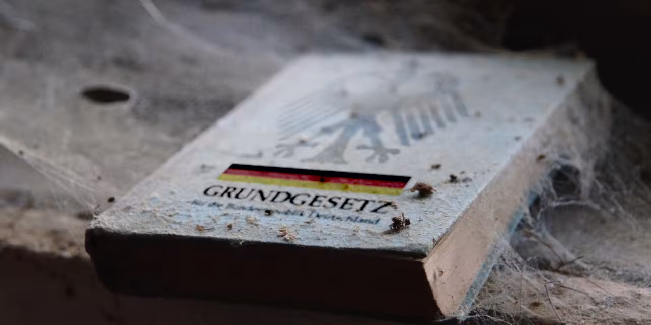 Eine verstaubte Ausgabe des Grundgesetz. 