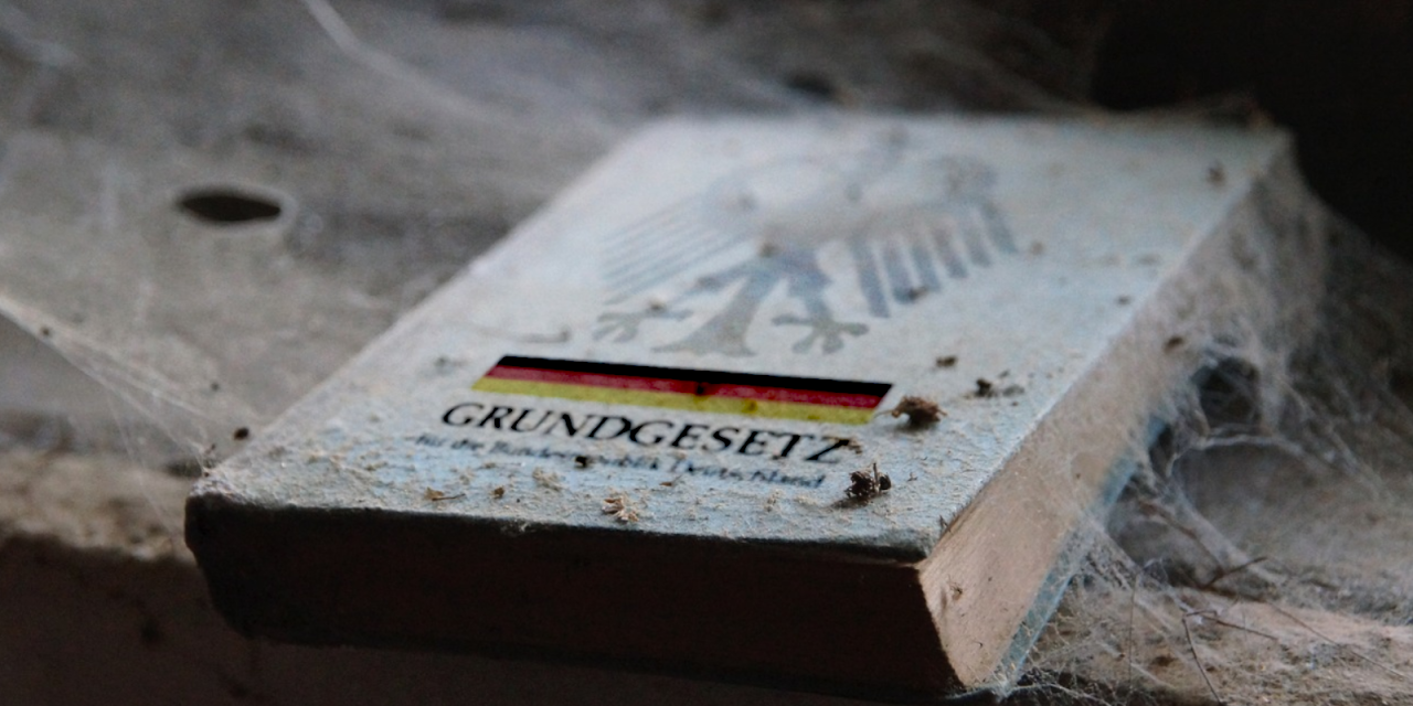 Eine verstaubte Ausgabe des Grundgesetz. 