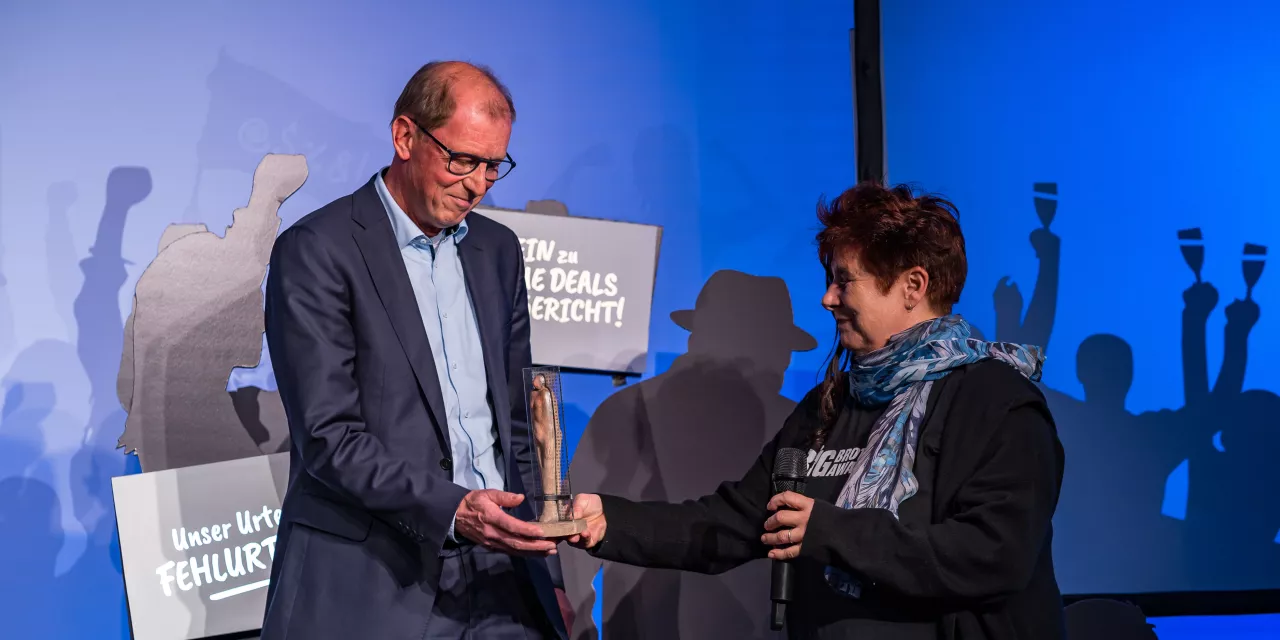 Rena Tangens überreicht dem Preisträger Ingo Behrens einen BigBrotherAward.
