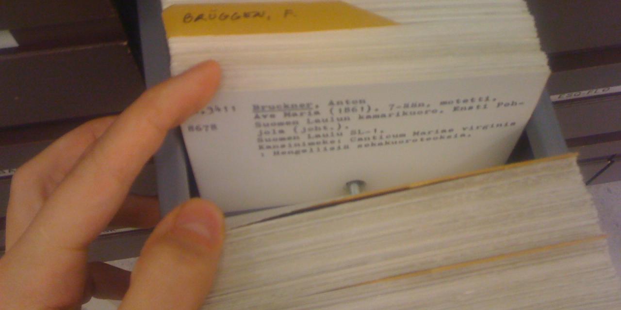 Ein Karteikastensystem in einer Bibliothek. Auf den Karten stehen Informationen über die Bücher.