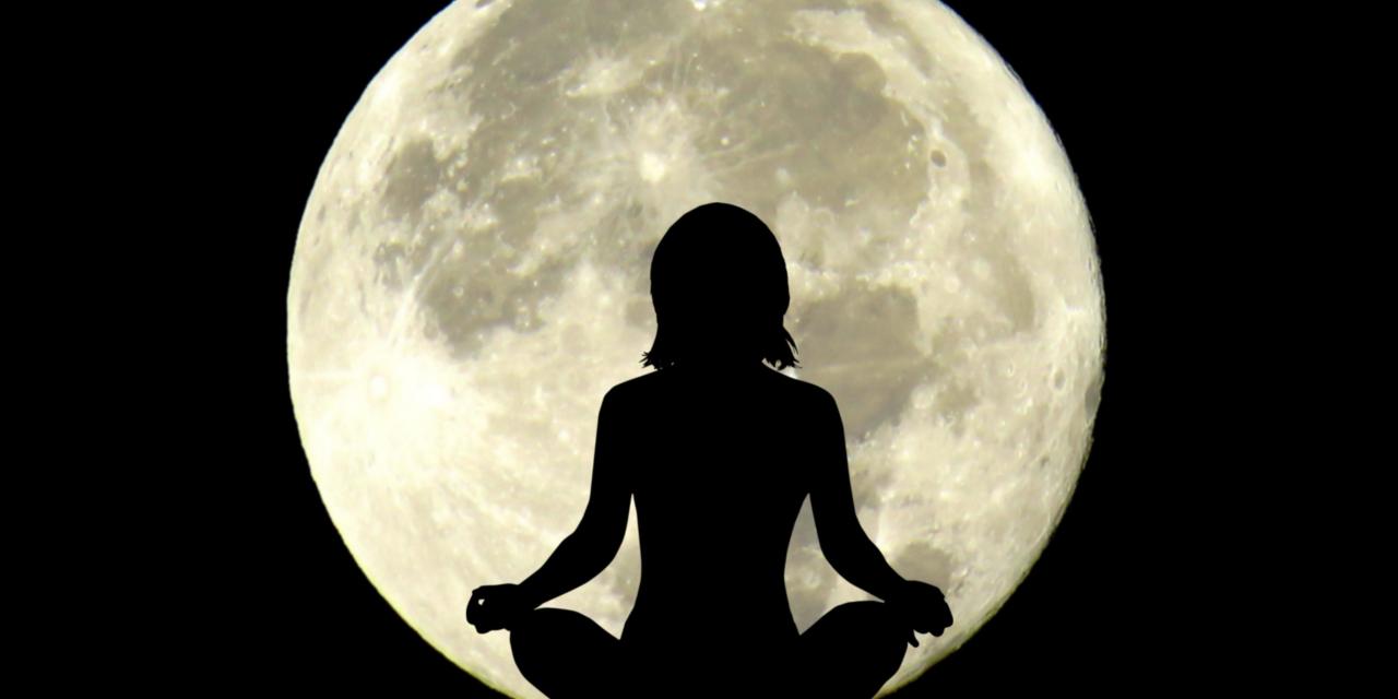 Mond vor schwarzem Himmel, davor eine schwarze Frauensilhouette in entspanntem Schneidersitz. Die Arme sind wie bei einer Meditation auf den Knien abgelegt.