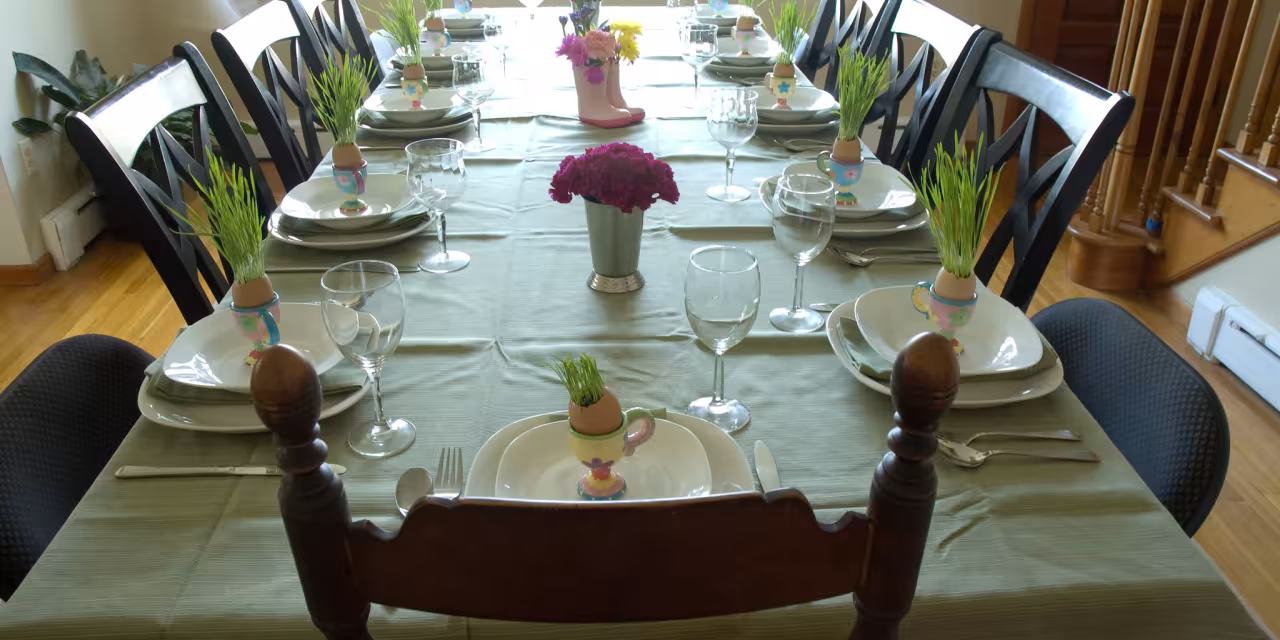 Ein festlich gedeckter Ostertisch.
