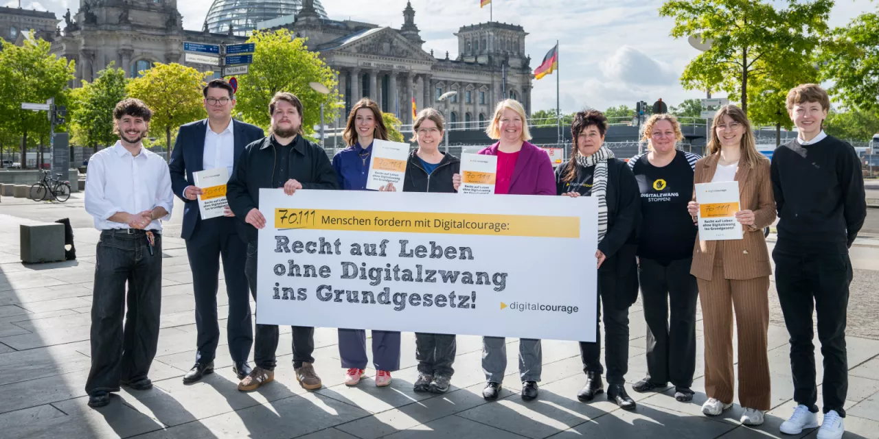 Bundestagsabgeordnte und Teammitglieder von Digitalcourage bei der Petitionsübergabe vor dem Bundestag.