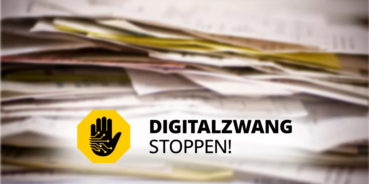 Logo "Digitalzwang stoppen" vor verschwommenen Hintergrund mit Papierstapel