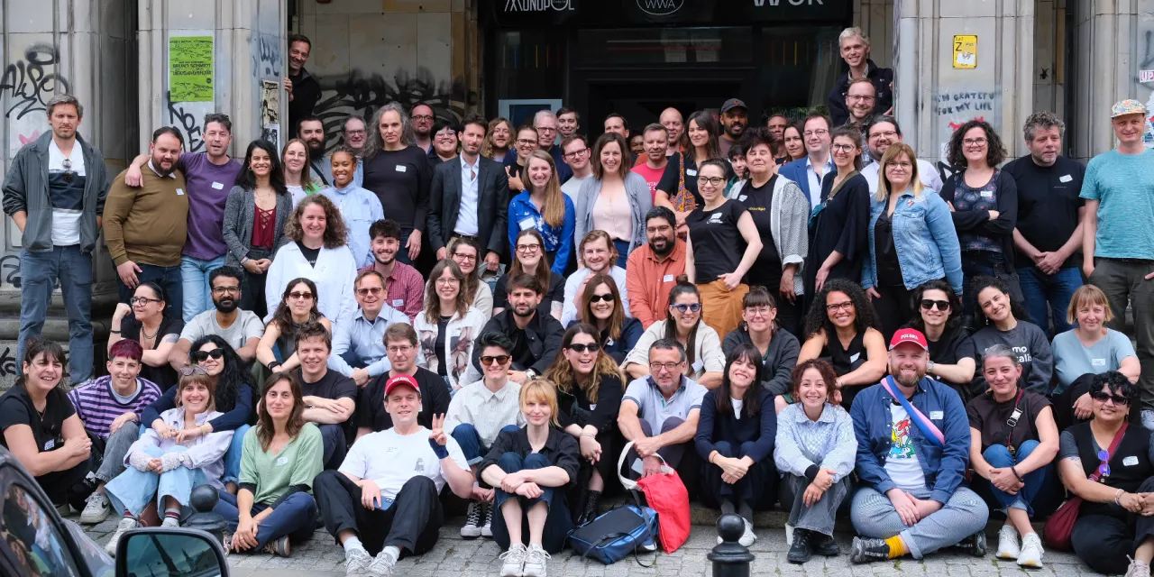 Gruppenfoto der Hauptversammlung von EDRi vor dem Veranstaltungsort