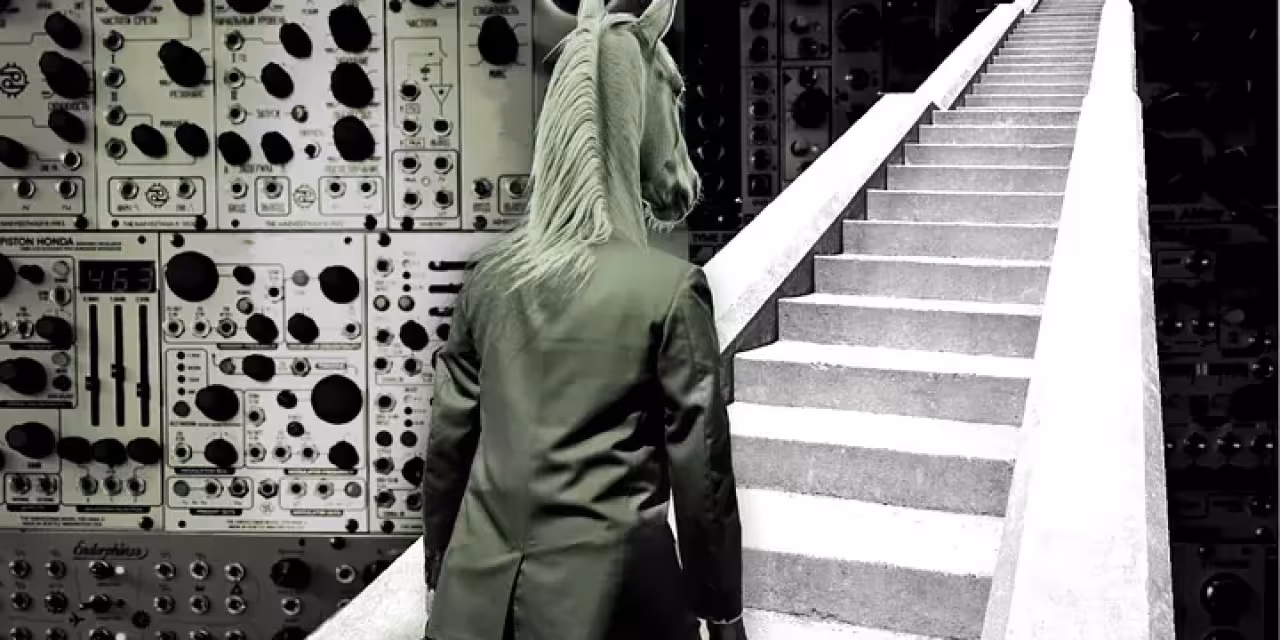 Eine Person mit Pferdekopf geht eine endlose Treppe nach oben, im Hintergrdund eine Schaltplatine.