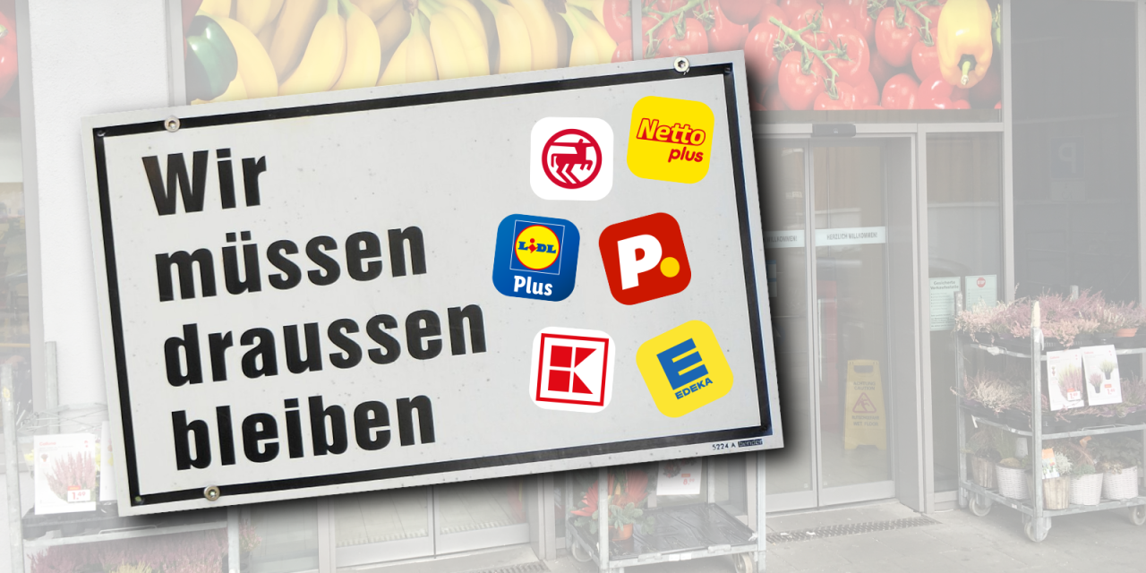Ein Hinweisschild mit dem Text „Wir müssen draußen bleiben“, daneben die Logos diverser Supermarkt-Apps.