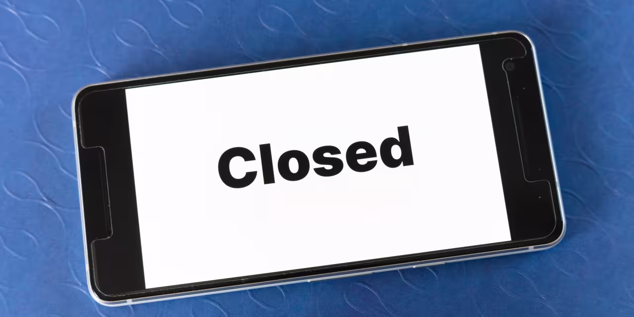 Ein Smartphone auf dem "Closed" steht.