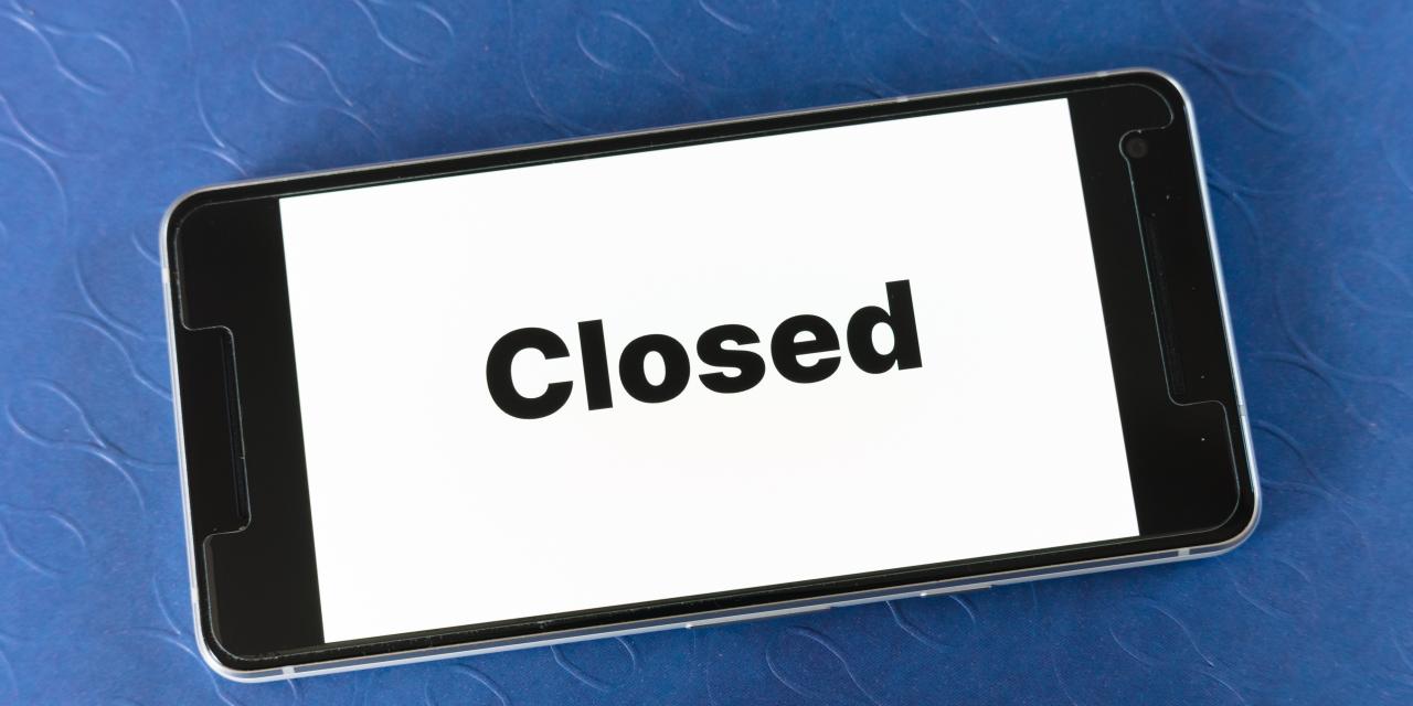 Ein Smartphone auf dem "Closed" steht.