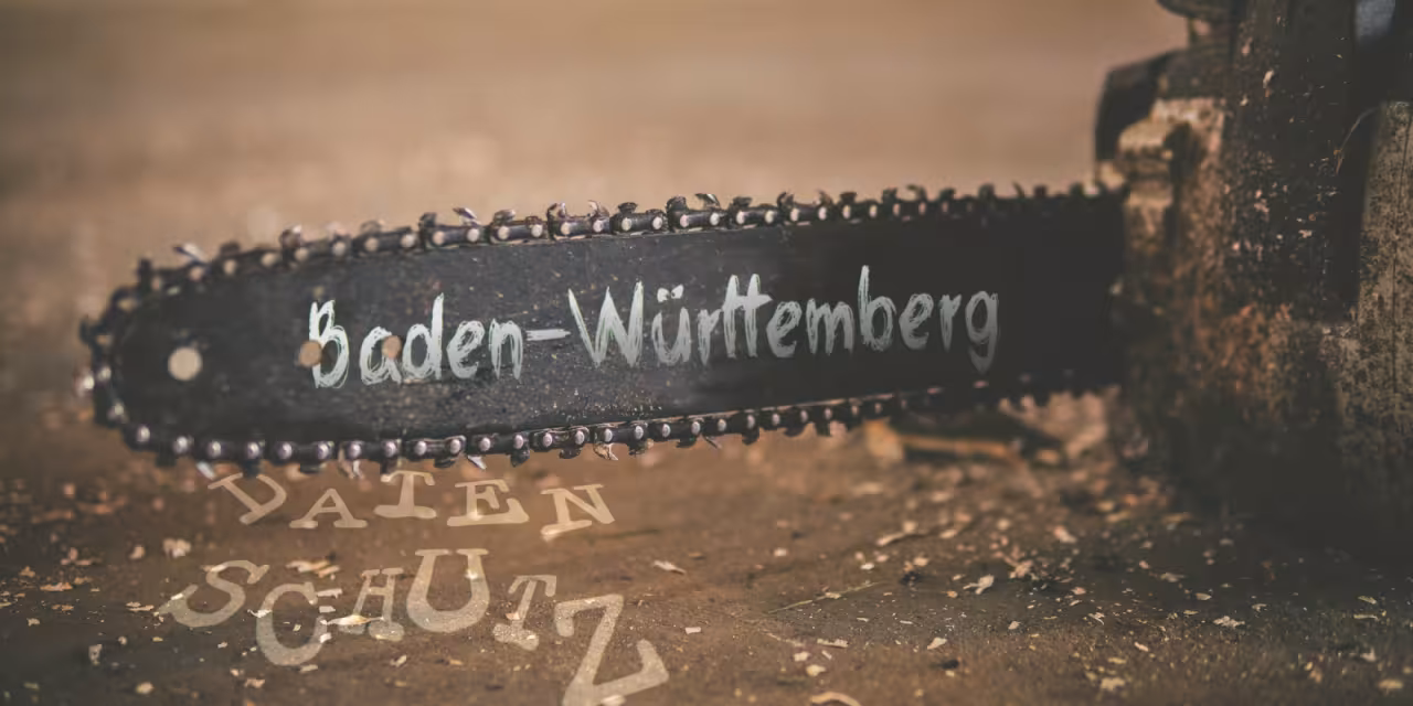 Eine Kettensäge. AUf dem Sägeblatt steht Baden-Württemberg. Unten drunter vertreut die Buschstaben D-A-T-E-N-S-C-H-U-T-Z.