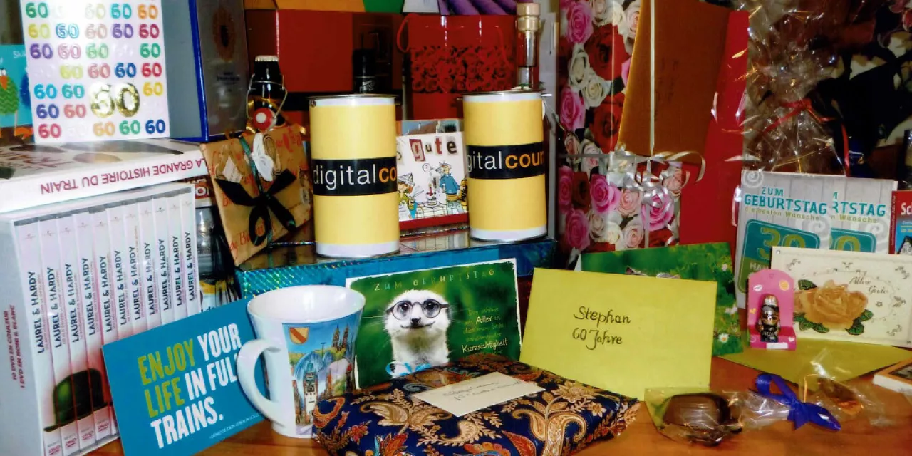 Ein Tisch prall gefüllt mit Geschenken und Grußkarten.