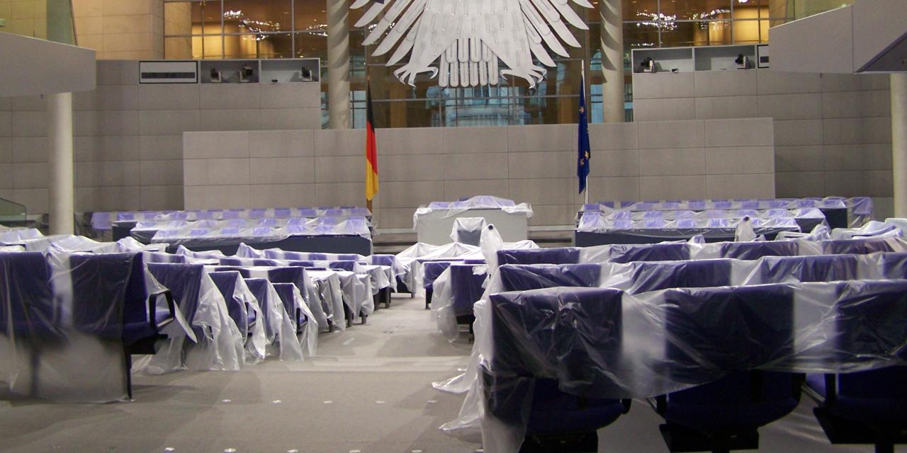 Plenarsaal des Deutschen Bundestages. Die Stühle sind in Plastikfolie verpackt.