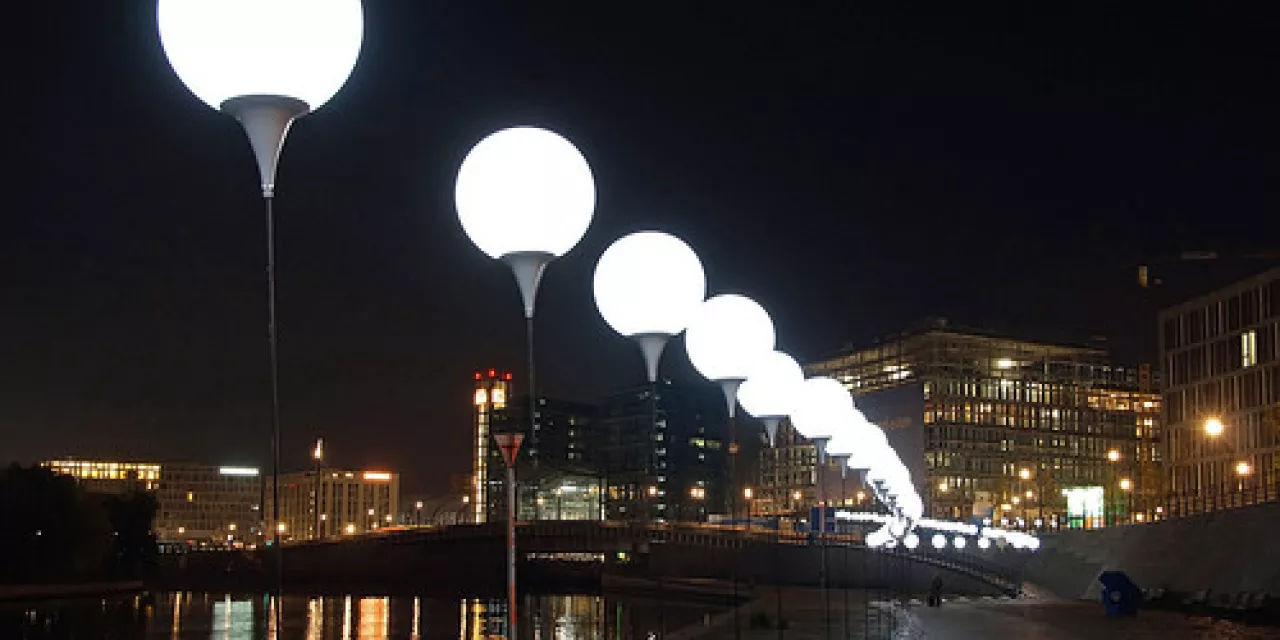Laternen an einem Ufer, die die ehemalige Mauergrenze symbolisieren.