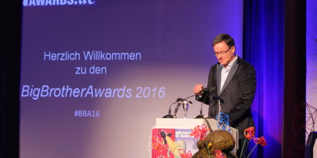 Moderator am Redner.innenpult der BBAs 2016.