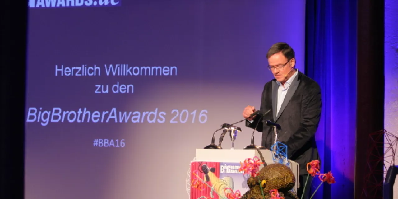 Moderator am Redner.innenpult der BBAs 2016.