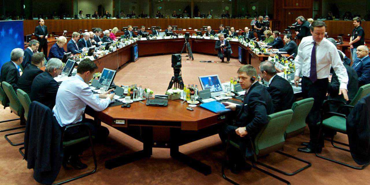 Plenartagung des Europäischen Rates am ersten Tag des zweitägigen Gipfels. Viele Menschen mit Laptops an einem großen Tisch.
